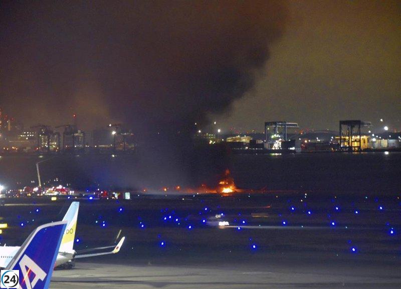 Guardia Costera embestida en aeropuerto de Tokio sin permiso de aterrizaje.