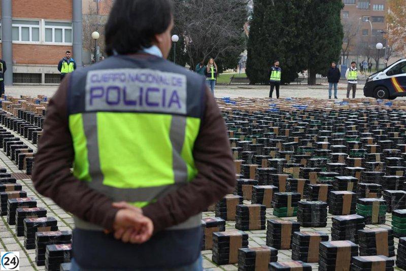 La prohibición de fumigar plantaciones causa sobreproducción de cocaína y reduce su precio a la mitad.