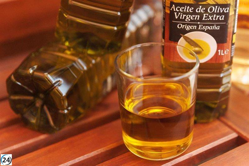 El precio del aceite de oliva virgen extra aumenta un 70% en supermercados durante el último año.