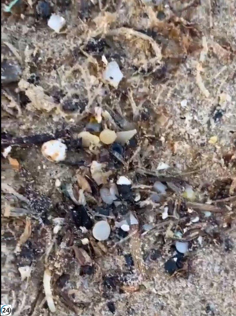 Refuerzan controles costeros tras derrame de pélets plásticos en Bolonia (Cádiz)