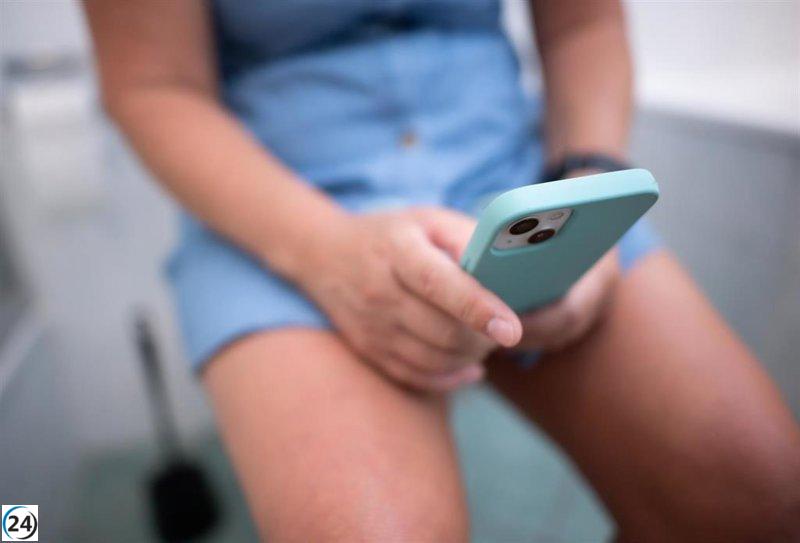 Padres y madres de estudiantes de la escuela pública defienden el uso de móviles y solicitan una educación sobre su uso en lugar de prohibirlos.