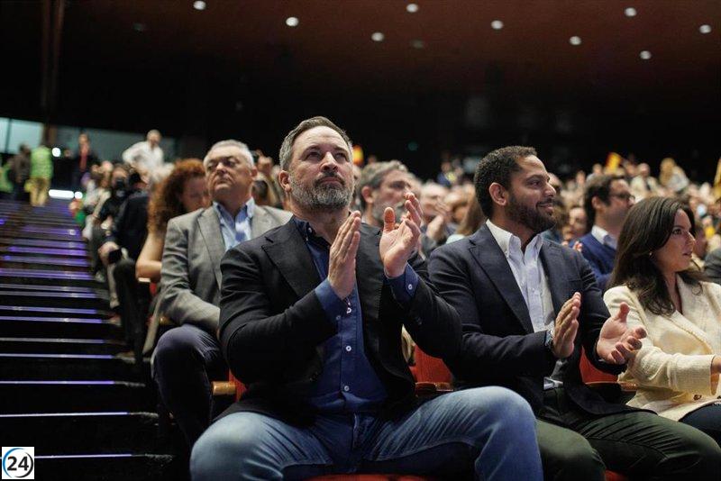 Abascal insiste en la importancia del proyecto de Vox y anima a no rendirse después de ser reelegido como presidente sin oposición.