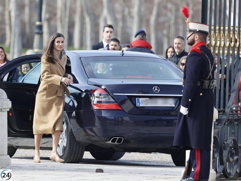 La Reina Letizia rompe el protocolo y se acerca al público, creando una mayor cercanía.