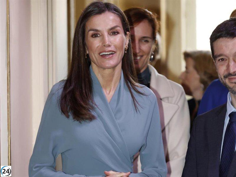 Doña Letizia impresiona con su vestido 'wrap' en azul grisáceo al despojarse de su abrigo