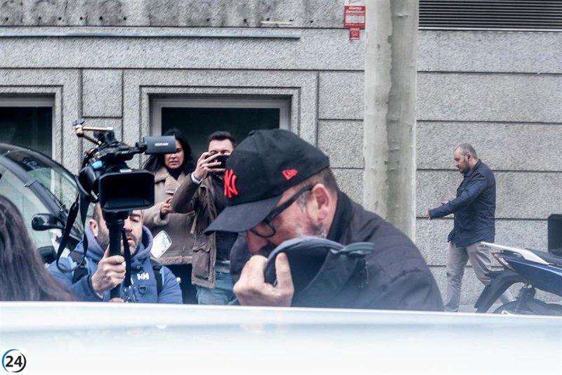 Se hallan armas, móviles, dinero y criptoactivos en la casa de Koldo, según la UCO.