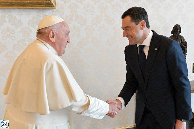 Juanma Moreno invita al Papa a visitar Andalucía, a pesar de que su agenda y salud podrían ser un obstáculo.
