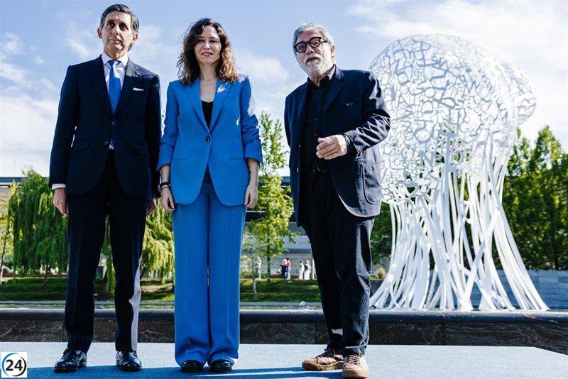 La escultura Iris de Jaume Plensa celebra el centenario de Telefónica en el Distrito Corporate.