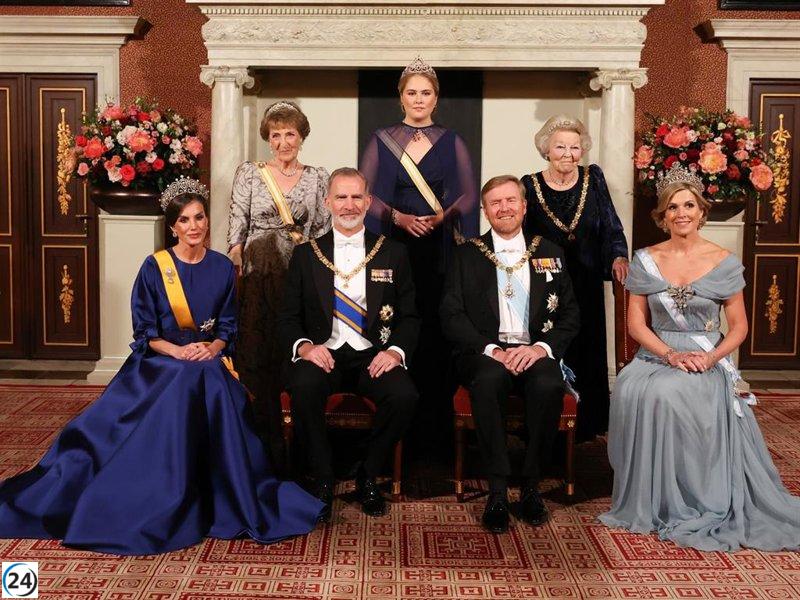 La Reina Letizia apoya la moda española en su encuentro con los Reyes de los Países Bajos.