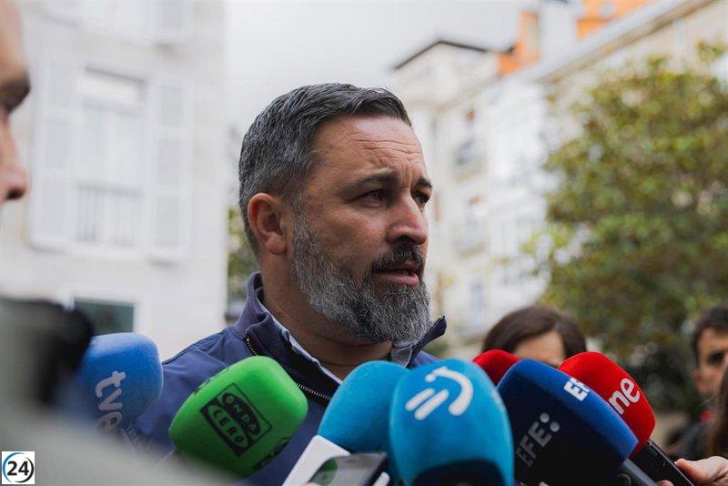 Abascal compara apoyo al PP con votar a Bildu y envía mensajes despectivos a Otxandiano y Otegi.