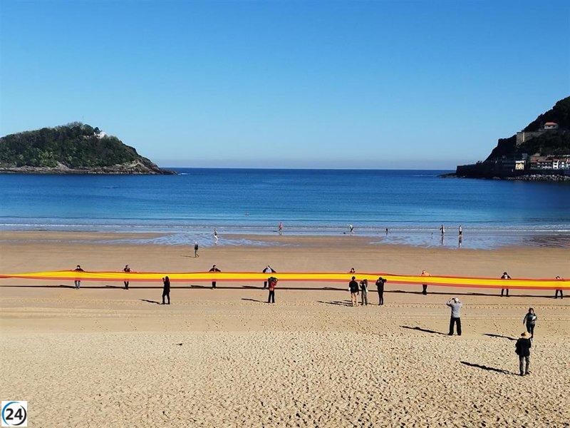 Vox exhibe gran bandera de España en playa de San Sebastián.