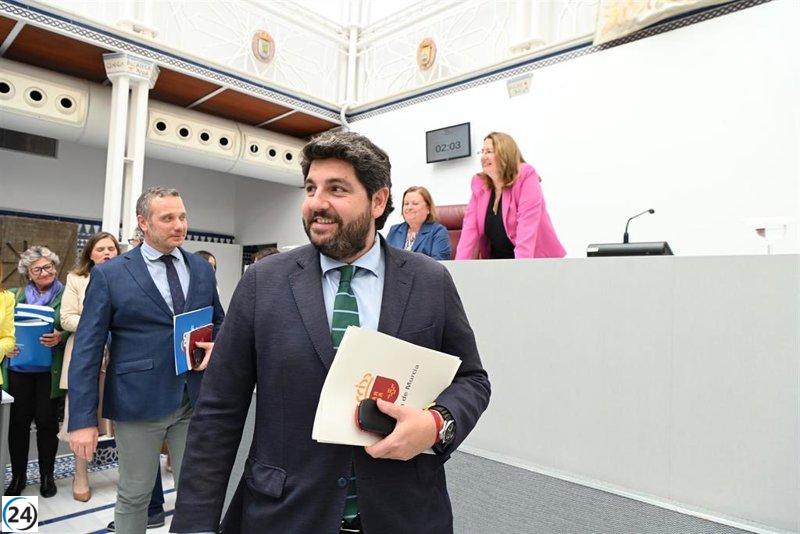 López Miras acusa a Sánchez de falta de transparencia en el caso de Begoña Gómez.