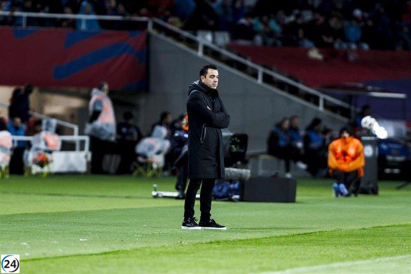 Xavi comparte la frustración de Lewandowski por ser cambiado durante el partido.