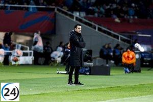 Xavi comparte la frustración de Lewandowski por ser cambiado durante el partido.