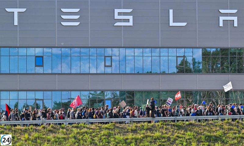 El sindicato más grande de Suecia se une a la huelga de Tesla, intensificando las protestas.