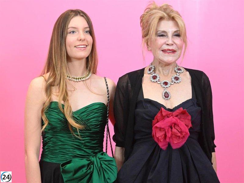 Carmen acompaña a Tita Cervera al recibir premio en arte feminista.