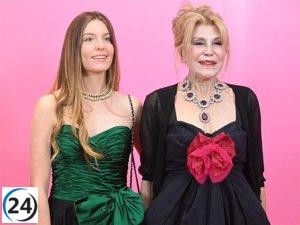 Carmen acompaña a Tita Cervera al recibir premio en arte feminista.