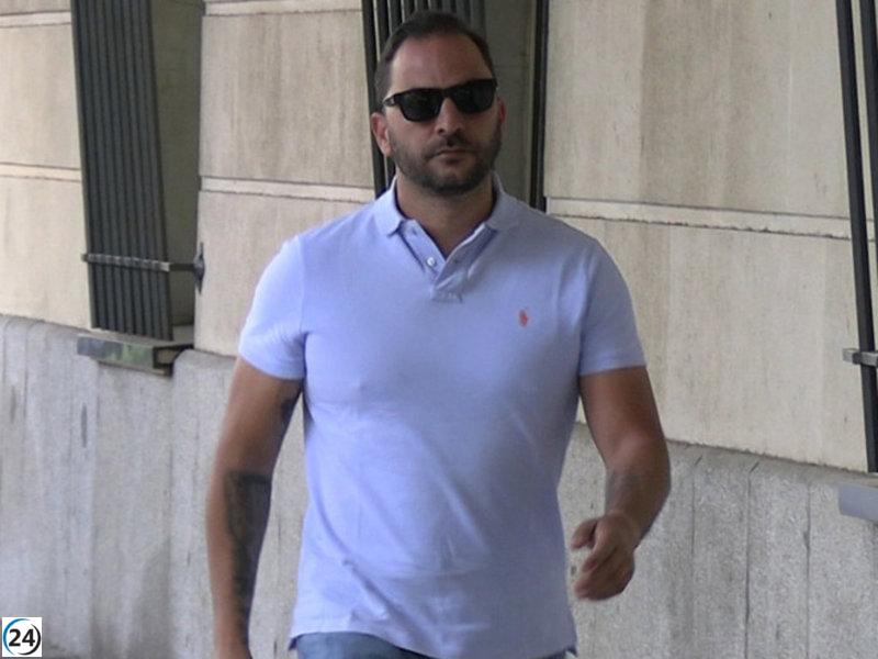 Antonio Tejado llega solo y en moto a los Juzgados.