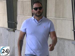 Antonio Tejado llega solo y en moto a los Juzgados.