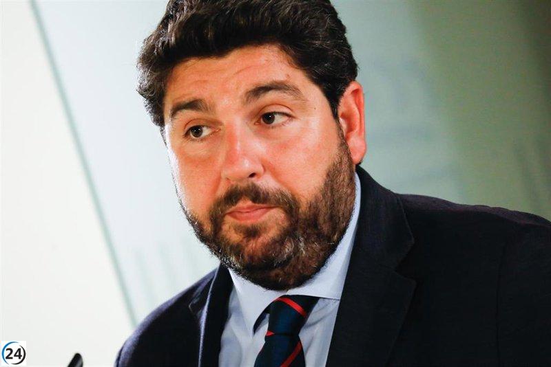 López Miras critica a Milei por sus comentarios sobre España y recuerda que Puente lo acusó de consumir drogas.