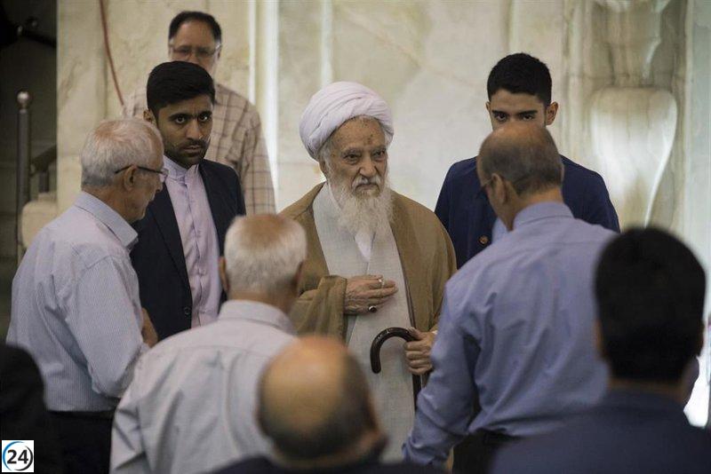 El ultraconservador Mohamad Alí Kermani preside la Asamblea de Expertos en Irán.