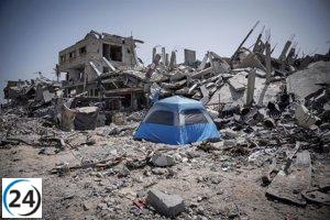Trágico ataque israelí deja diez muertos en centro de desplazados en Gaza, incluyendo a una mujer embarazada.