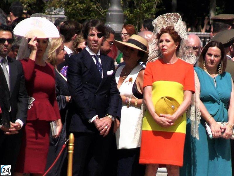 Ágatha Ruiz de la Prada se emociona al asistir a la jura de bandera en Sevilla con su emblemático vestido.