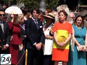 Ágatha Ruiz de la Prada se emociona al asistir a la jura de bandera en Sevilla con su emblemático vestido.
