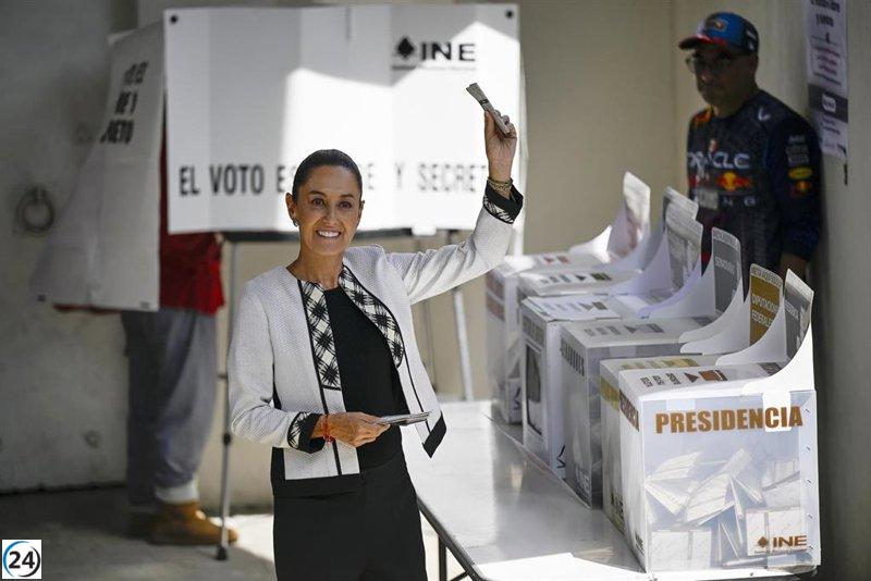 Sheinbaum arrasa en las encuestas presidenciales mexicanas, dejando atrás a Gálvez en el recuento preliminar.
