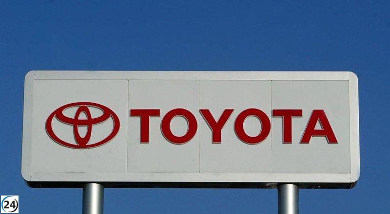 Registro de autoridades en sede de Toyota por irregularidades en certificación de vehículos.