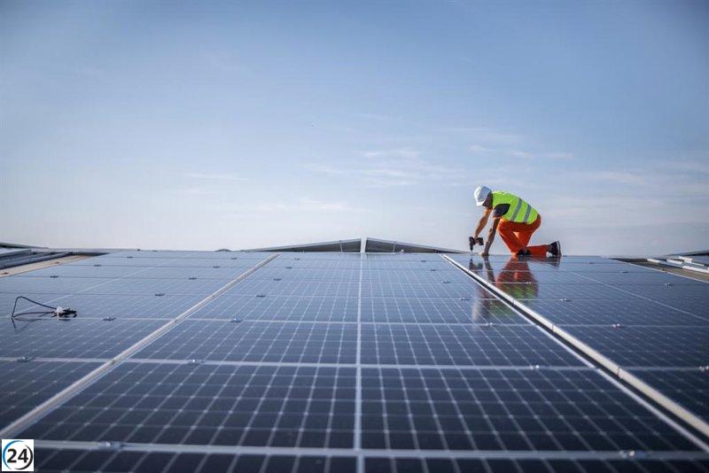 La inversión en energías sostenibles superará los 2 billones de dólares, duplicando la destinada a combustibles fósiles.