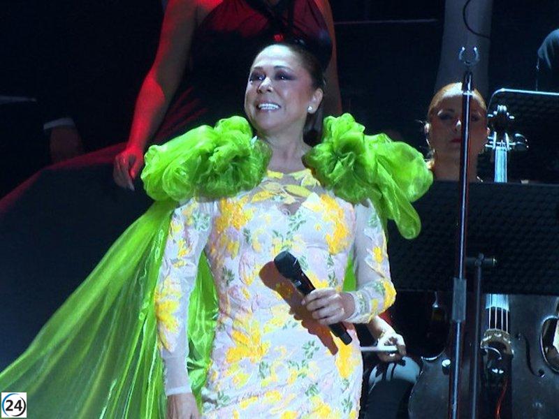 Isabel Pantoja estrecha lazos con sus seguidores almerienses