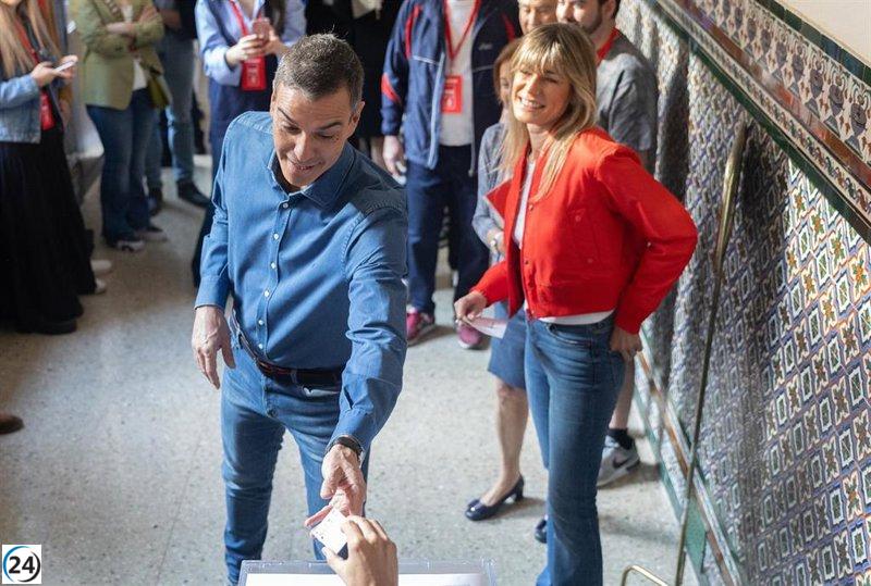 Sánchez apela a la participación en las elecciones por su gran importancia, tras votar con su esposa