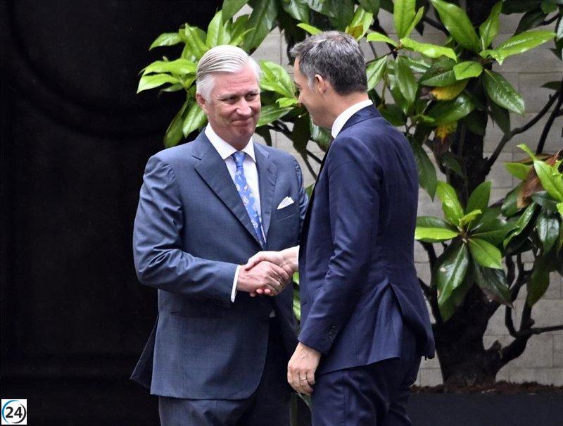 El rey de Bélgica ratifica la renuncia del primer ministro y lo mantiene en su cargo de forma temporal.
