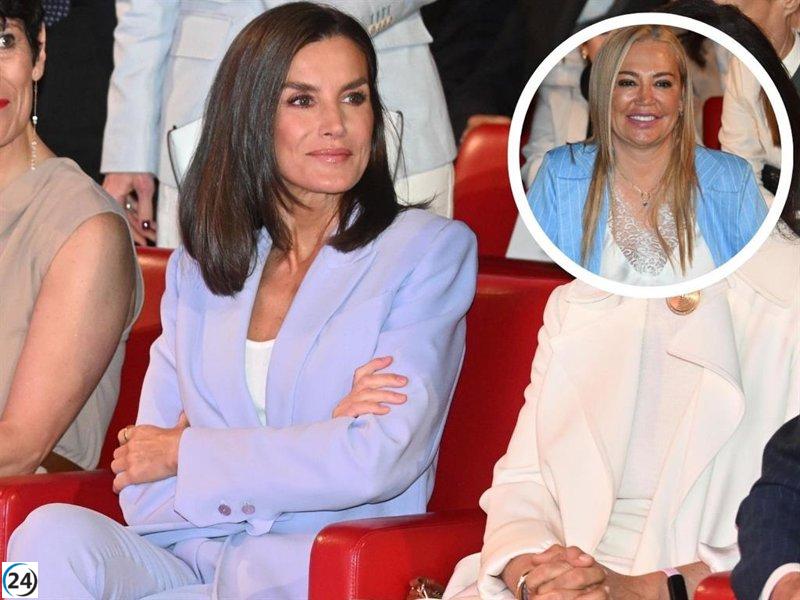 La Reina Letizia y Belén Esteban sorprenden con atuendo similar en evento público.