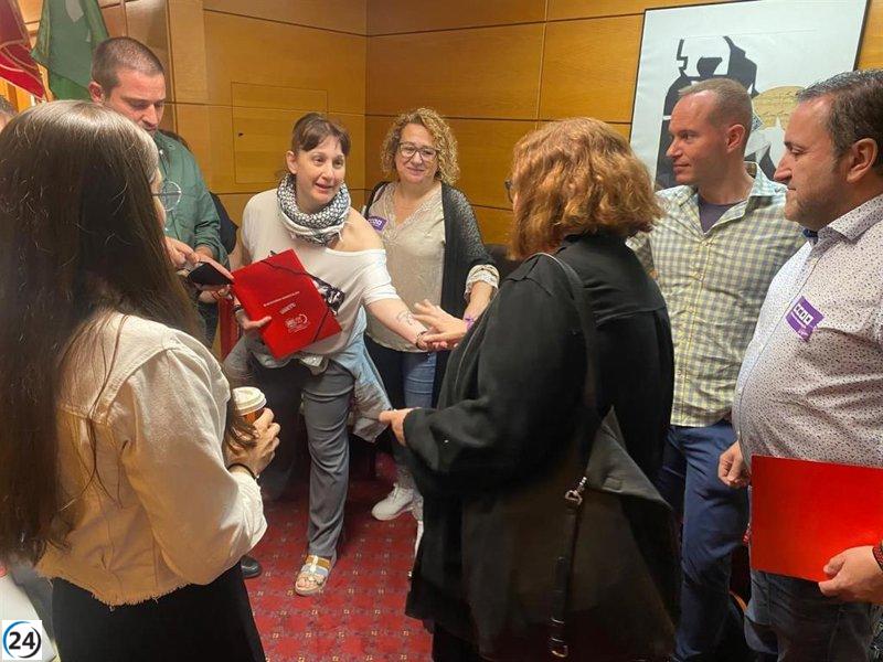 Sumar y UGT respaldan a delegados sindicales encerrados en la AEAT.