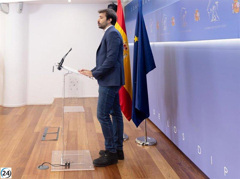 Vox rechaza regularizar migrantes y recibe críticas por planteamiento racista.