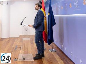 Vox rechaza regularizar migrantes y recibe críticas por planteamiento racista.