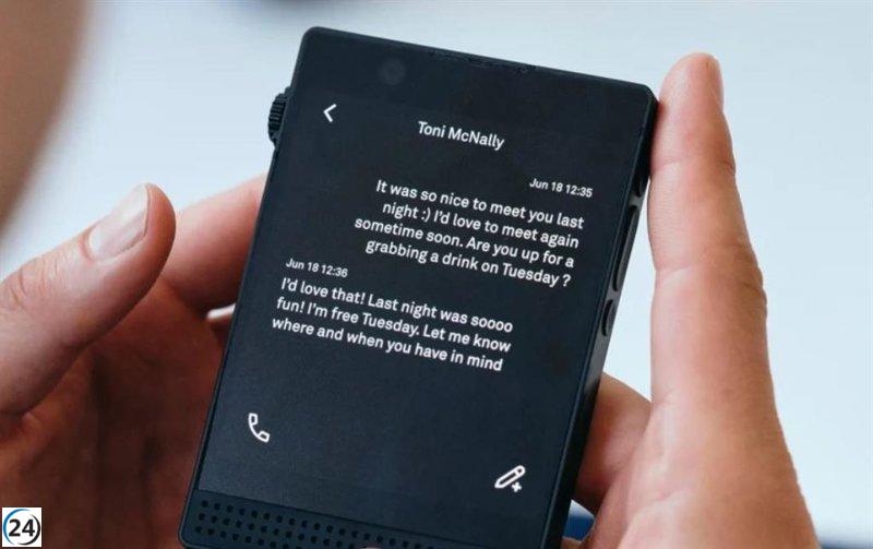 Light Phone III revoluciona la idea de teléfono no inteligente con pantalla monocromática.