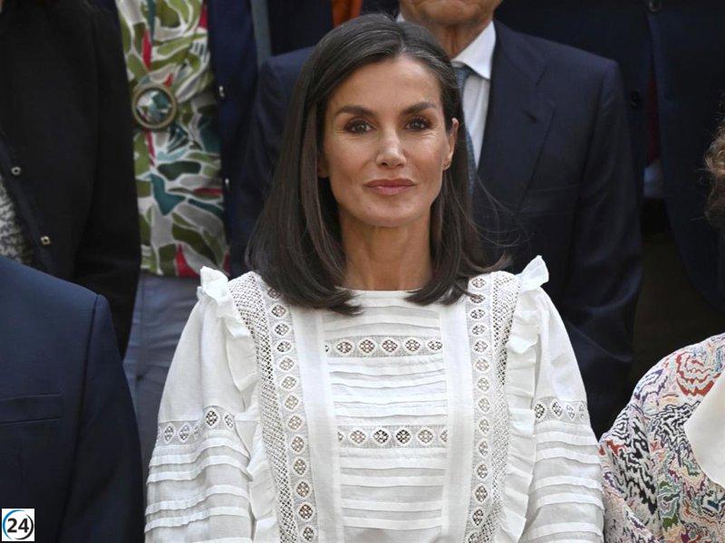La Reina Letizia luce una blusa bohemia de una marca desaparecida tras dos años.