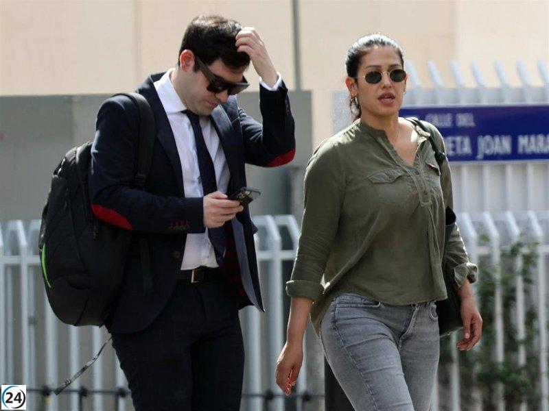 Gabriela Guillén acude a los juzgados acompañada por su abogado.