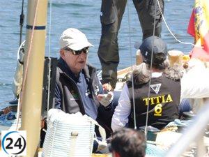 El Rey Juan Carlos se divierte navegando en Sanxenxo, con un pequeño susto.