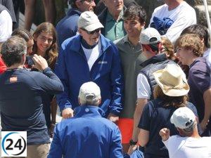 El Rey Juan Carlos conquista a los jóvenes de Sanxenxo en un emotivo encuentro.