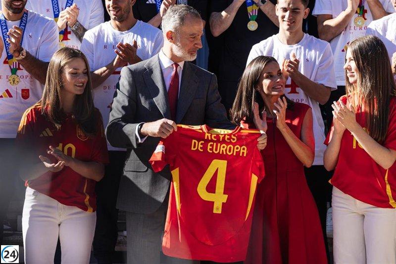 El Rey y la Reina felicitan a La Roja por su victoria en la Eurocopa.