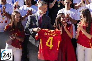 El Rey y la Reina felicitan a La Roja por su victoria en la Eurocopa.