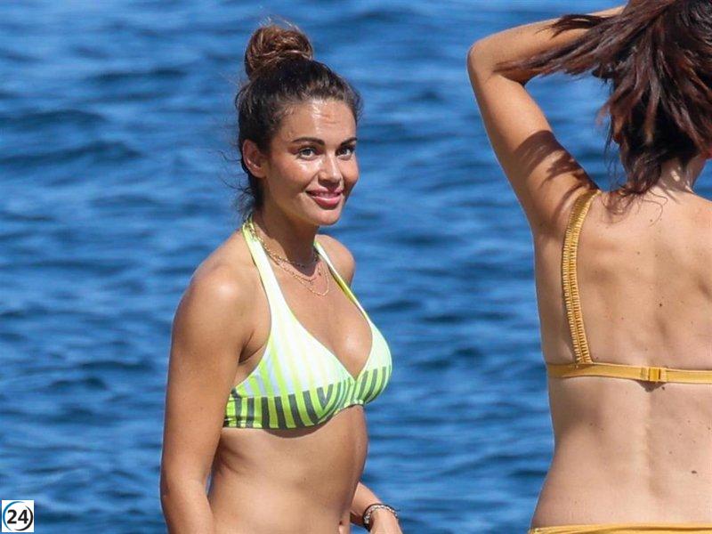 Lara Álvarez se muestra orgullosa de su figura en bikini en un encuentro divertido con María José Suárez.