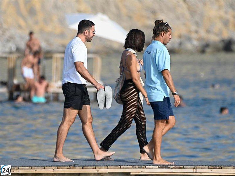 Miguel Ángel Silvestre se divierte junto a su pareja en Ibiza.