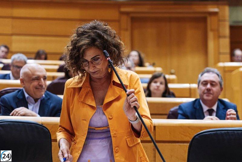 Montero enfrenta críticas internas y externas por el cupo catalán ante su comparecencia en el Senado.