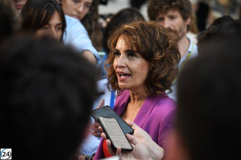 Montero pide al PP que apoye la senda de déficit ignorando la amenaza de Junts.