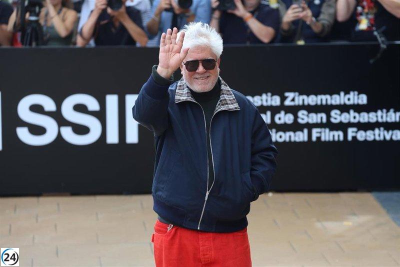 Pedro Almodóvar emocionado tras recibir el Premio Donostia