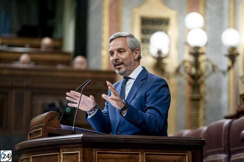 El PP niega influenciar a sus 'barones' mientras señala al PSOE por recibir instrucciones en Suiza.